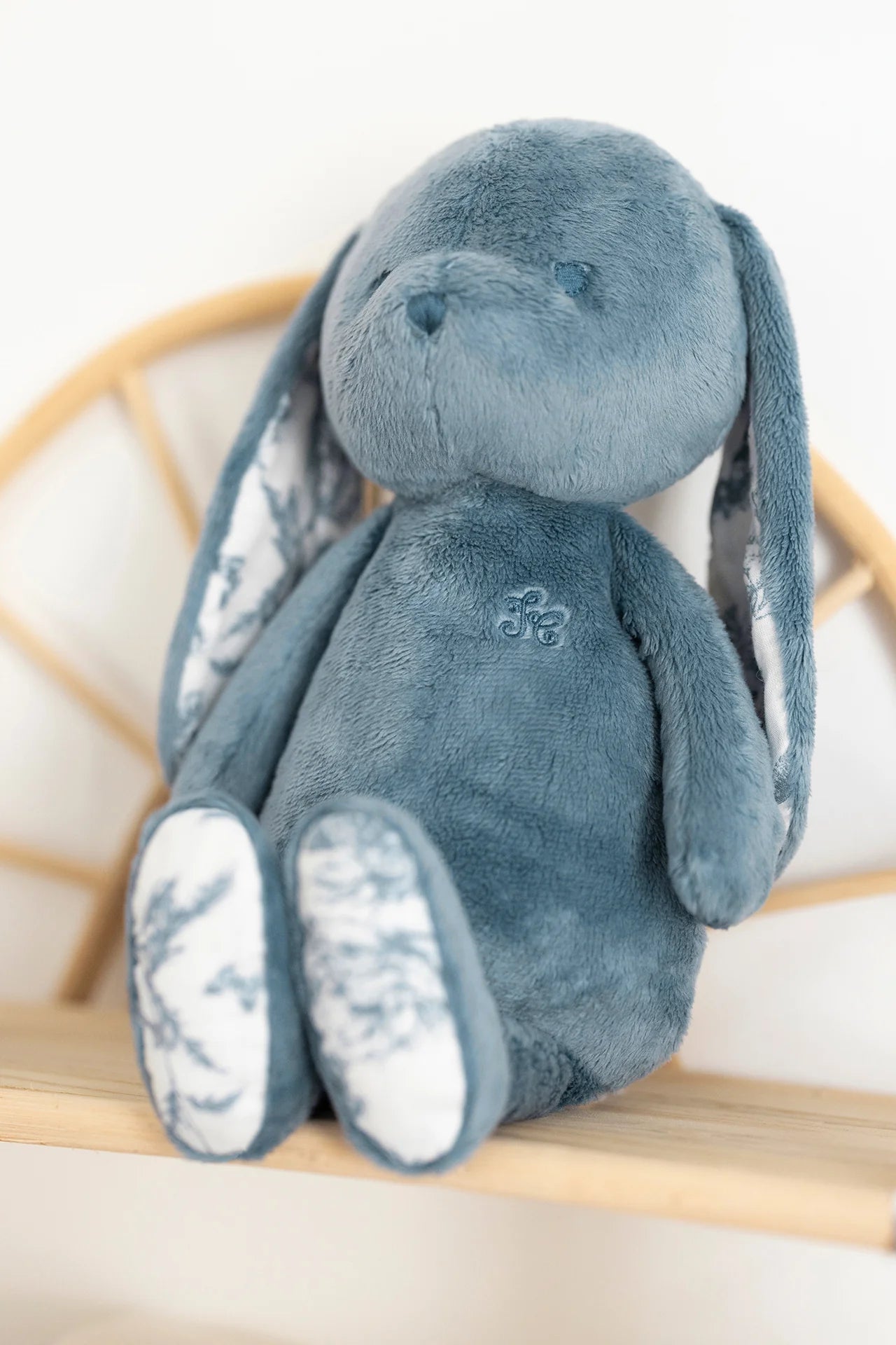 Augustin le Lapin Imprimé inspiration Toile de Jouy bleu 25cm