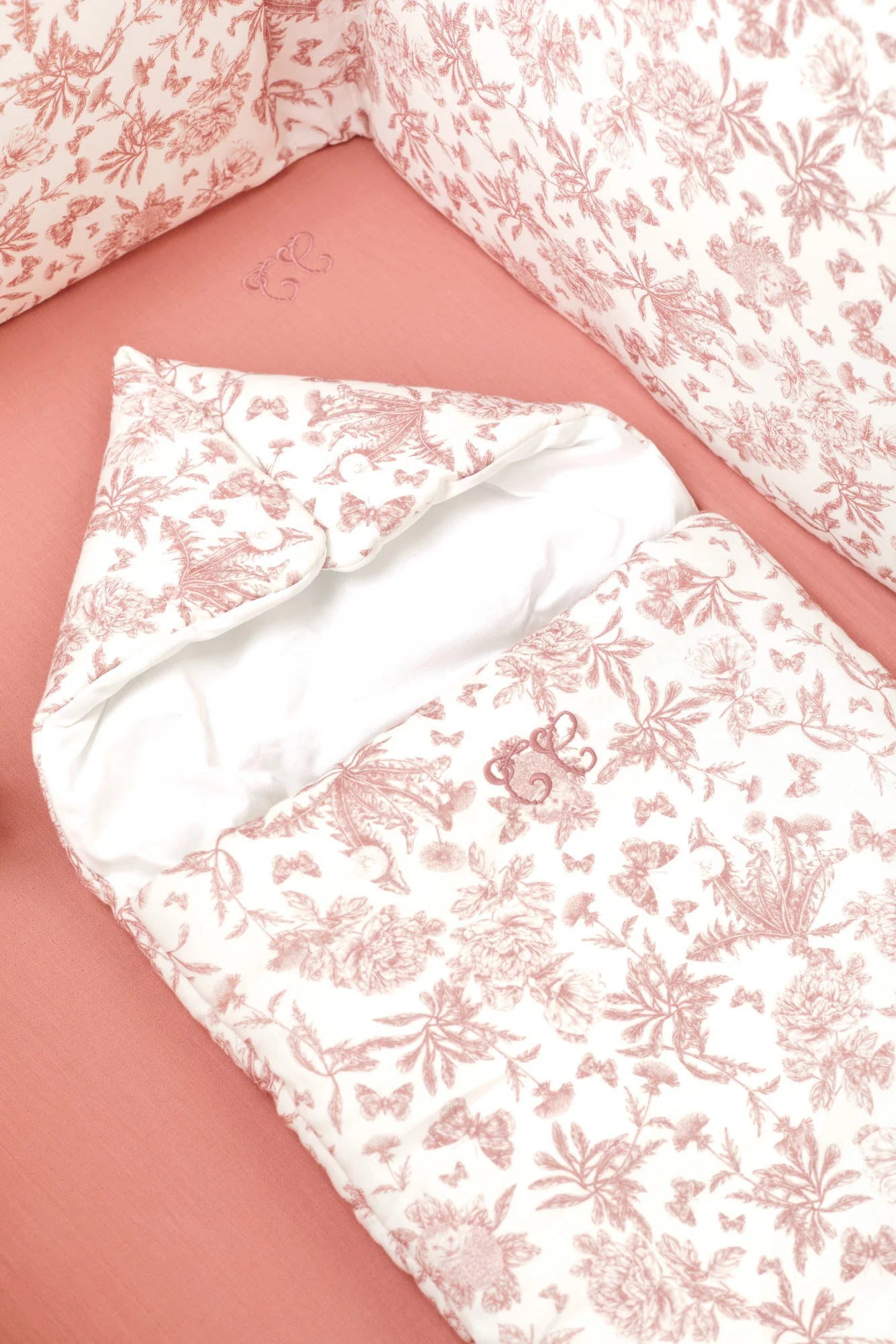 Nid d'ange Imprimé inspiration Toile de Jouy rose