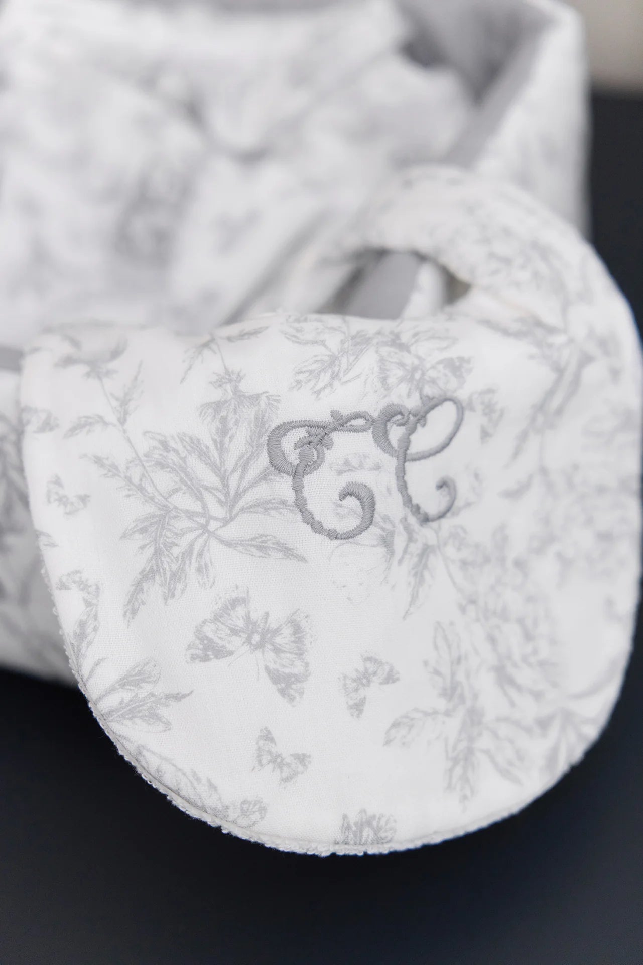 Bavoir Imprimé inspiration toile de jouy gris T1